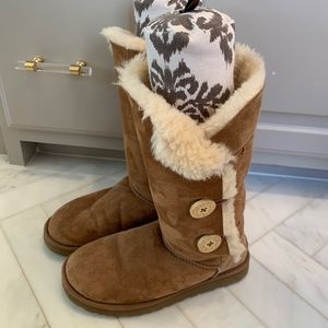 Ugh Bailey Triple Button Boot Chestnut